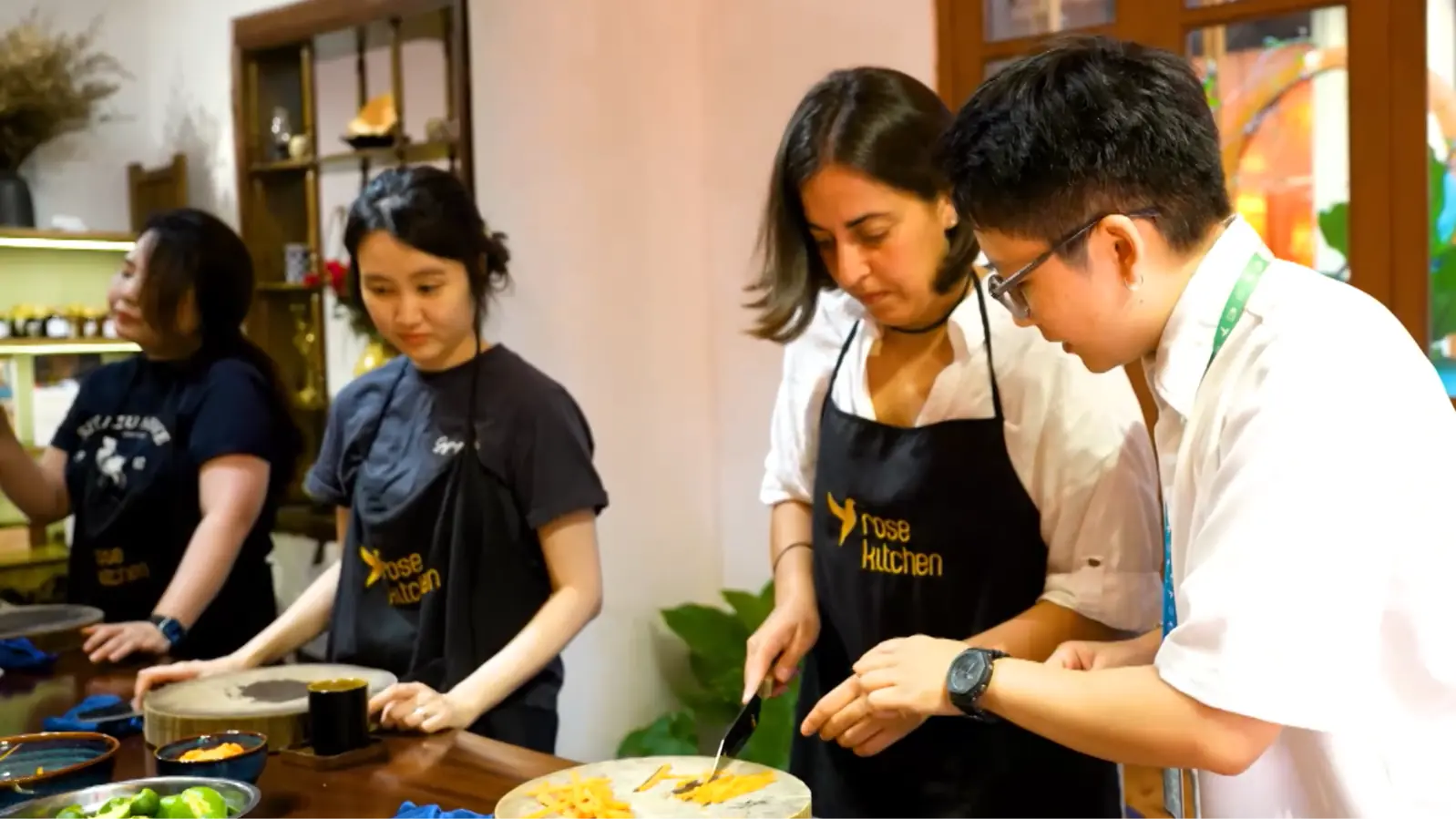 Khách quốc tế đi chợ ở Hà Nội | Hà Nội đến để yêu | 18/08/2025